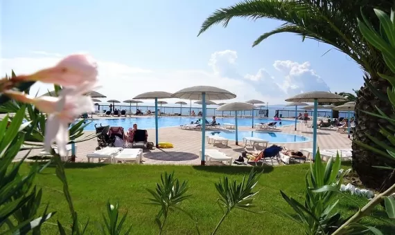 SEA GARDENS RESORT 3* - sa doručkom i bazenom na plaži  - NOVO!