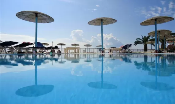 SEA GARDENS RESORT 3* - sa doručkom i bazenom na plaži  - NOVO!