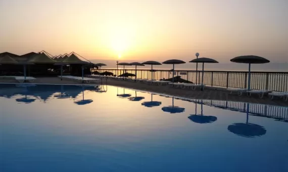 SEA GARDENS RESORT 3* - sa doručkom i bazenom na plaži  - NOVO!