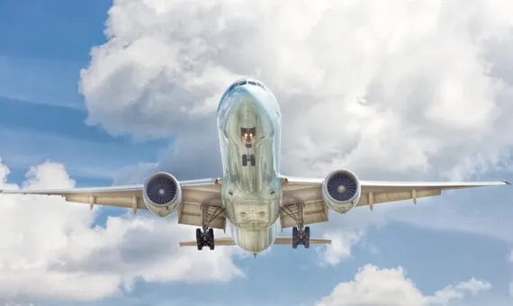 Avion na nebu u letu