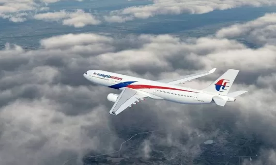 Avion leti među oblacima