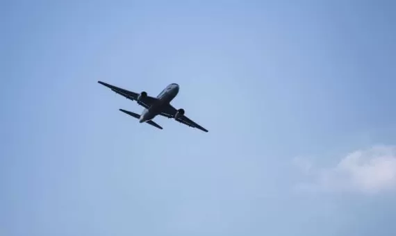 Avion na nebu
