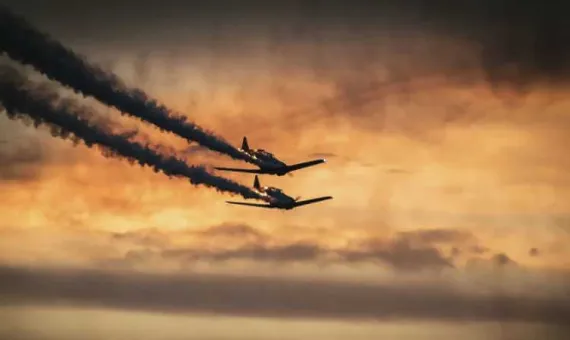 Avion ostavlja trag za sobom
