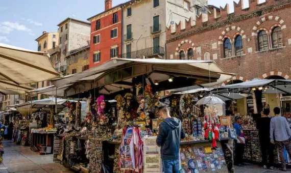 Turisti šopinguju u Italiji
