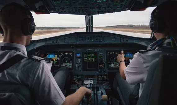 Pilot i kopilot u kabini