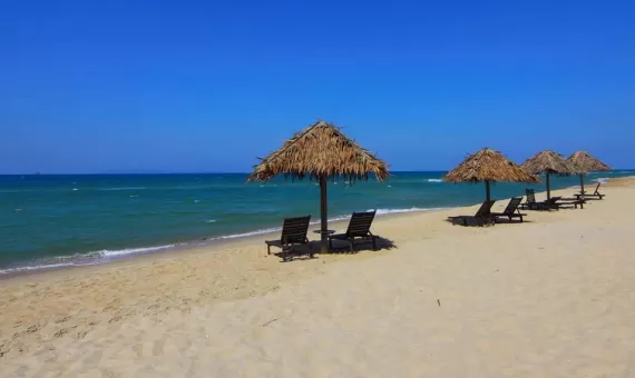 peščana plaža sa suncobranom