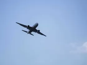 Avion na nebu