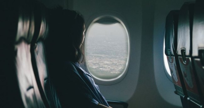 Devojka u avionskoj kabini
