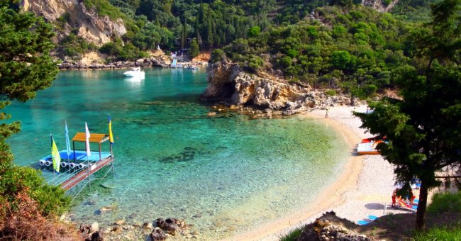 Paleokastritsa plaža sever Krfa pogled